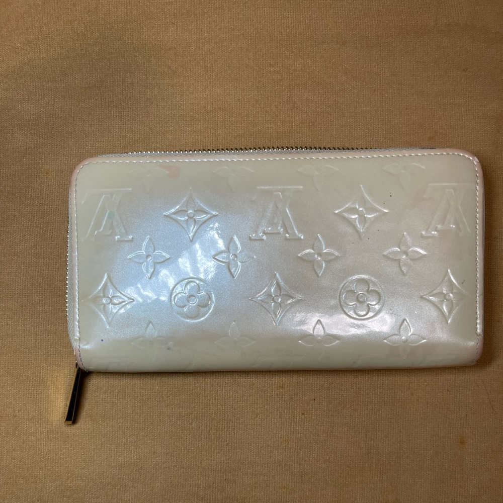 Auth Louis Vuitton vernis cream